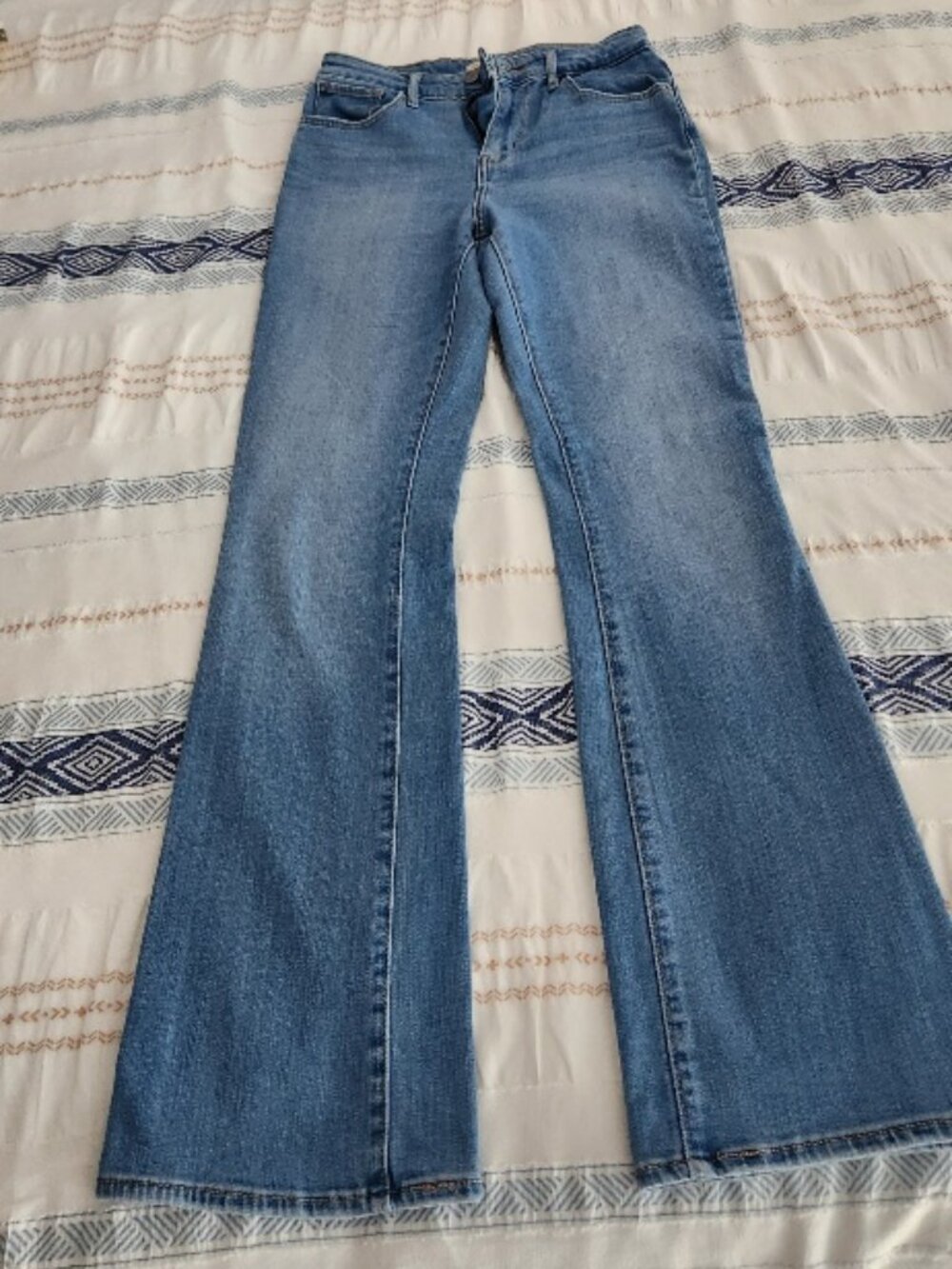Levi’s Light‑Wash Flare Jeans – Classic & Flattering